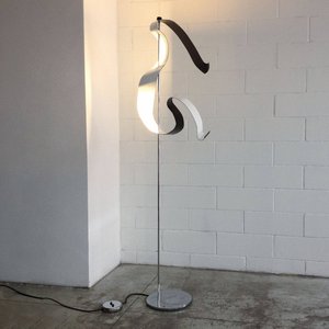 Knikerboker Curve LED-Stehlampe mit Blattsilber