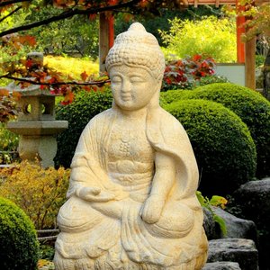 Buddha Gartenskulptur sitzend - Panna / Portland weiß