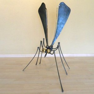 Handgefertigte Gartenfigur Insekt aus Schmiedebronze - Bibikely / 120cm