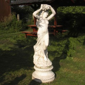 Anmutige Gartenfigur aus Steinguss - Frauen Aktskulptur - Beatrica / Olimpia / mit Sockel
