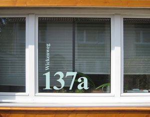 Fensteraufkleber No.UL1032 WunschText Strasse und Hausnummer