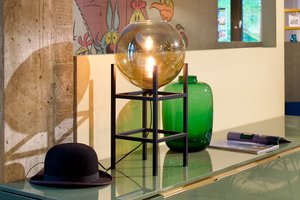 Tischleuchte Korfu in Schwarz mit brüniertem Kugel-Glasschirm