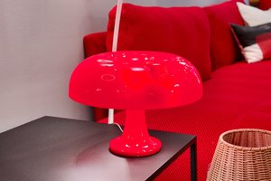 Design-Tischleuchte Nessino von Artemide in Rot.