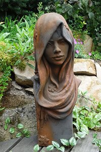 Schöne Gartenskulptur - Frauen Büste aus Stein - Jolanda / Eisenoxid