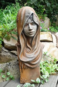 Schöne Gartenskulptur - Frauen Büste aus Stein - Jolanda / Rost