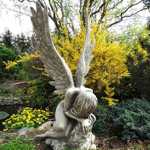 Romantische Gartenskulptur - Engel aus Steinguss - Rivenna / Antikgrau