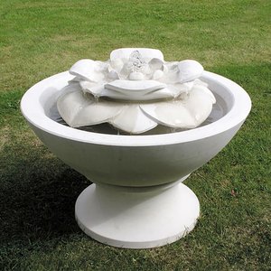 Kleiner Stein Gartenbrunnen mit Blüte - rund - Nymphea / mit Podest / Portland Weiß