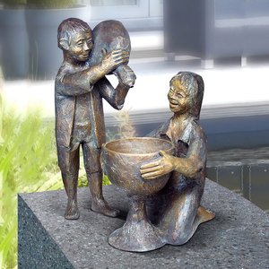 Gartenskulptur aus Bronze mit Kelch - Designeredition - Mädchen und Junge
