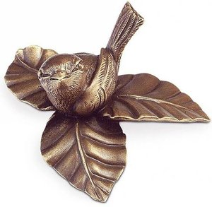 Gartendekoration - Bronze Vogelfigur auf Blatt - Vogel mit Blättern / Bronze Patina grün