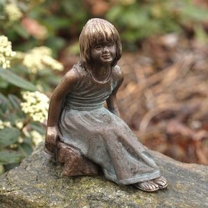 Sitzendes Mädchen aus Bronze als Gartendekoration - Leana