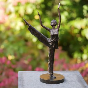 Braune sportliche Frau Bronze Gartenfigur - Runa