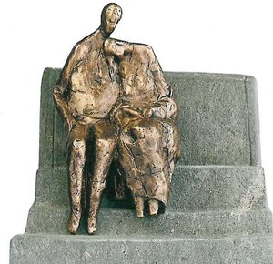 Abstrakte Gartenskulptur Liebespaar sitzt aus Bronze - Ehepaar