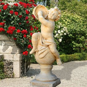 Barocke Gartenskulptur mit Putte - Tamburo / Antikgrau