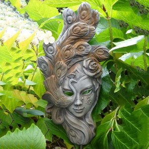 Moderne Gartendekoration - Maske aus Steinguss - Follia / Rosteffekt