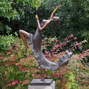 Tanzende Frau im Kleid als Gartenskulptur aus Bronze - Spanische Tänzerin
