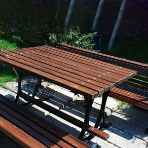 Schlichter Tisch für den Garten aus Holz und Metall - Asgeir