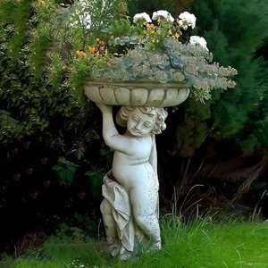 Bepflanzbare Gartenskulptur aus Steinguss - Stehender Amor mit Pflanzschale - Alessa / Tyrolia