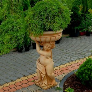Bepflanzbare Gartenskulptur aus Steinguss - Stehender Amor mit Pflanzschale - Alessa / Olimpia