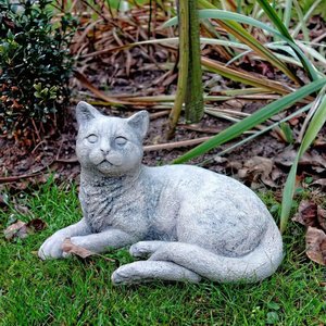 Liegende Katze - wetterfeste Steinguss Gartendekoration - Mauritio / Sand