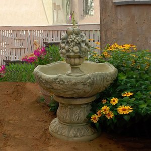 Stilvoller Gartenbrunnen aus Stein mit Obstkorb - Savino / Calabria
