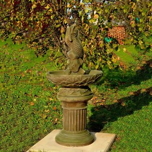 Dekorativer Steinguss Gartenbrunnen auf Säule mit Wasserspeier Fischskulptur - Cesare / Arkadia