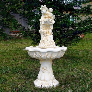 Dekorativer Steinguss Gartenbrunnen mit Junge und Mädchen bei der Weinernte - Tarcisio / Tyrolia