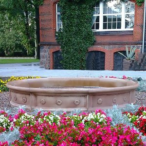 Runde Gartenbrunnen Umrandung aus Steinguss mit Blumen Dekor - Borda / Tyrolia