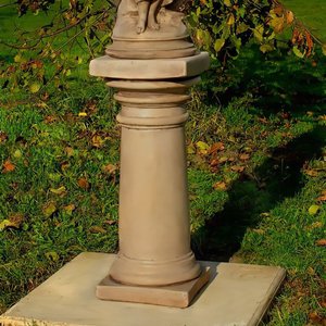 Schlichte Säule aus Steinguss für Gartenskulpturen - Pheme / Tyrolia