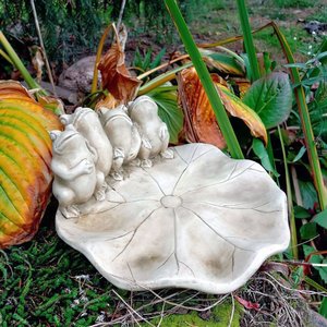 Blätterförmiges Vogelbad aus Steinguss mit Froschfiguren - Sideris / Antikia