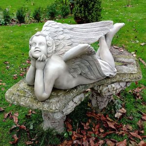 Liegender Steinguss Engel als stilvolle Gartendekoration - Evandros / Antikia