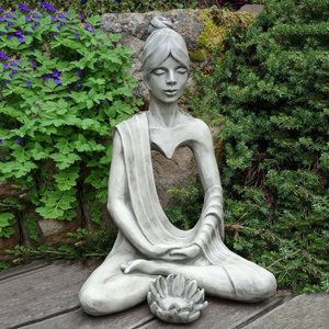 Meditierende Gartenskulptur aus Steinguss in Herzchakra Haltung - Adriana / Antikgrau