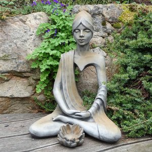 Meditierende Gartenskulptur aus Steinguss in Herzchakra Haltung - Adriana / Rostoptik