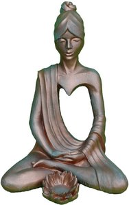 Meditierende Gartenskulptur aus Steinguss in Herzchakra Haltung - Adriana / Kupferoptik