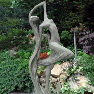 Moderne Gartenskulptur aus Steinguss - tanzende Frauen Figur - Carlotta / Antikgrau