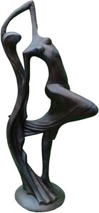 Moderne Gartenskulptur aus Steinguss - tanzende Frauen Figur - Carlotta / Bronzeoptik