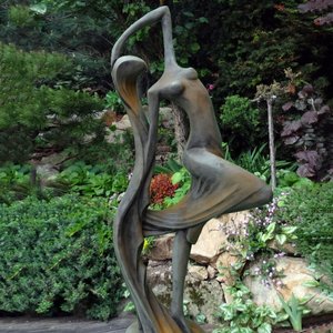Moderne Gartenskulptur aus Steinguss - tanzende Frauen Figur - Carlotta / Rostoptik