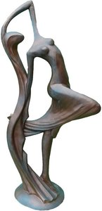 Moderne Gartenskulptur aus Steinguss - tanzende Frauen Figur - Carlotta / Kupferoptik