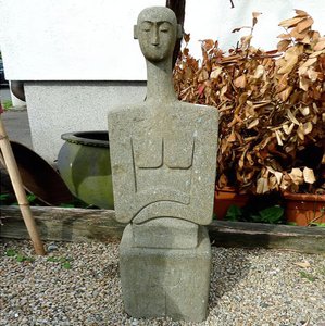 Moderne Gartenskulptur Mensch aus Naturstein  / 175 cm