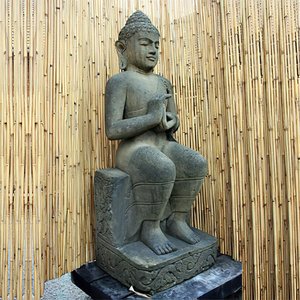 Sitzende Buddha Gartenfigur aus Basanit handbehauen / 100 cm