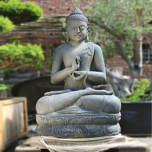 Klassische Buddha Gartenfigur aus Naturstein / 100 cm