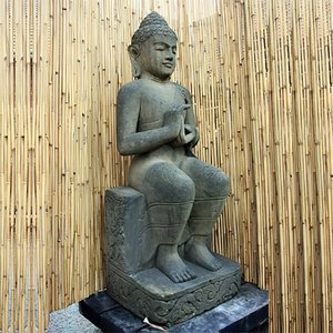 Sitzende Buddha Gartenfigur aus Basanit handbehauen / 130 cm
